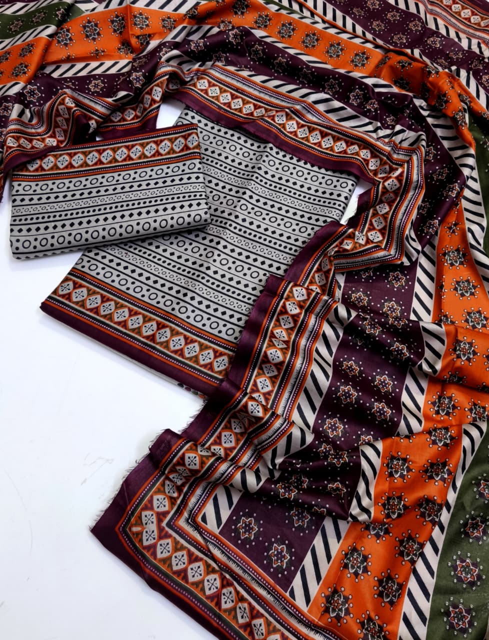 Women's All Over Digital Printed 90/70 Pure Lawn 3-Piece Suit Collection